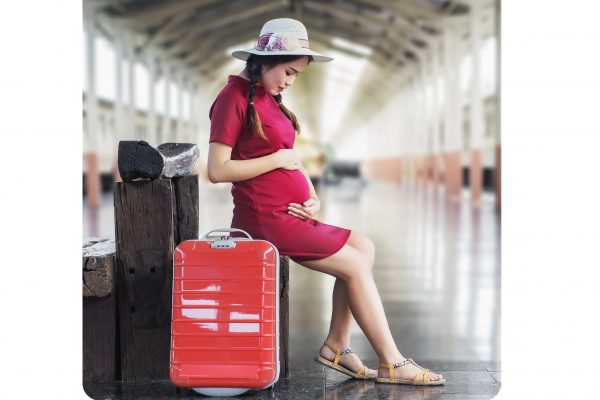 wanita hamil berbaju merah